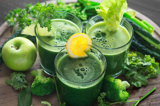 Frische grüne Detox-Smoothies als Sinnbild für eine sanfte Darmreinigung
