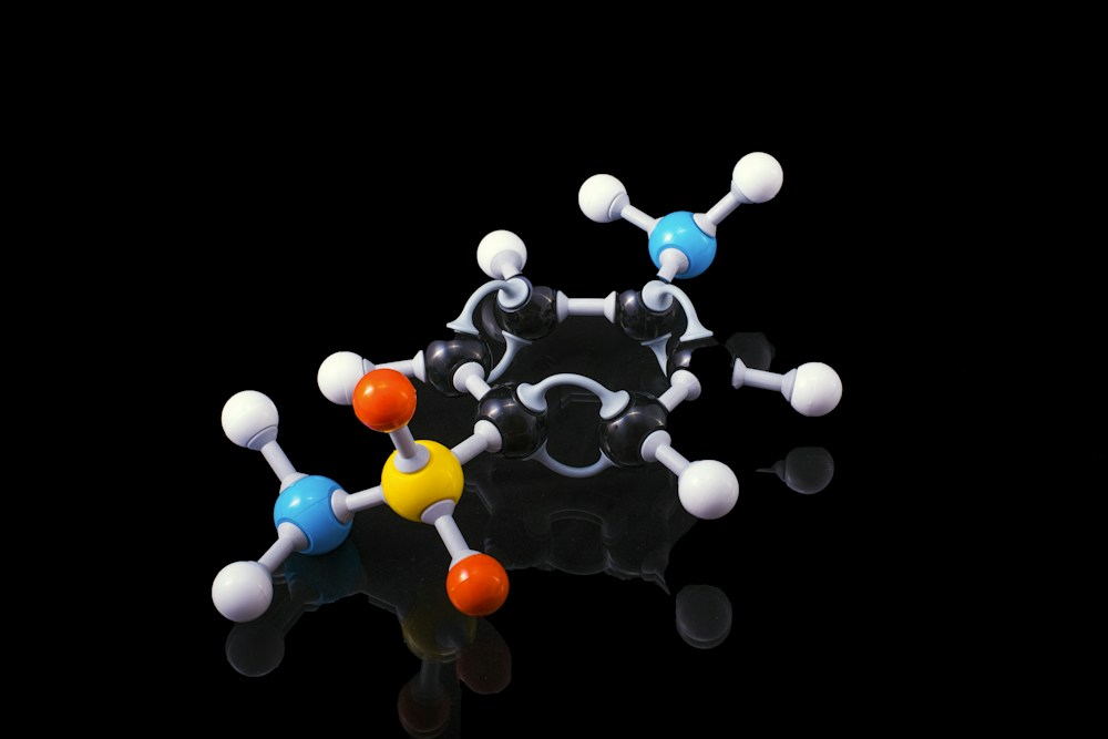 3D-Molekülmodell auf schwarzem Hintergrund
