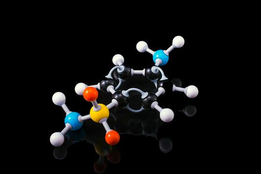 3D-Molekülmodell auf schwarzem Hintergrund