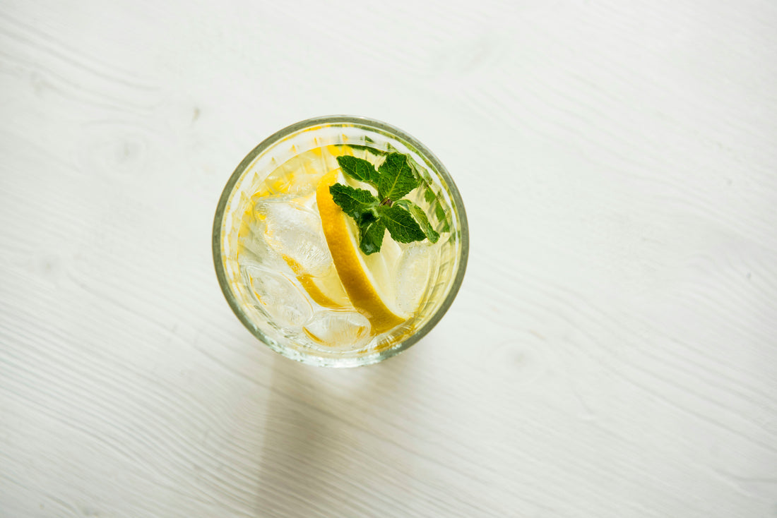 Glas Wasser mit Zitrone und Minze