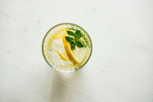 Glas Wasser mit Zitrone und Minze