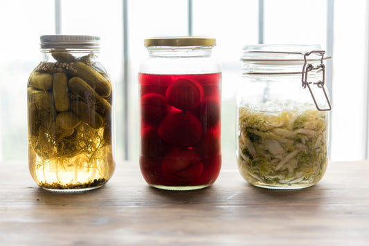 Eingelegtes, fermentiertes Gemüse in Gläsern