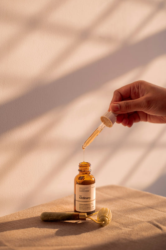 Tropfen aus einer Pipettenflasche, Naturheilmittel